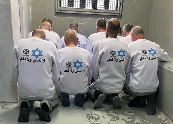 أسرى محررون يحرقون ملابس أجبرهم الاحتلال على ارتدائها